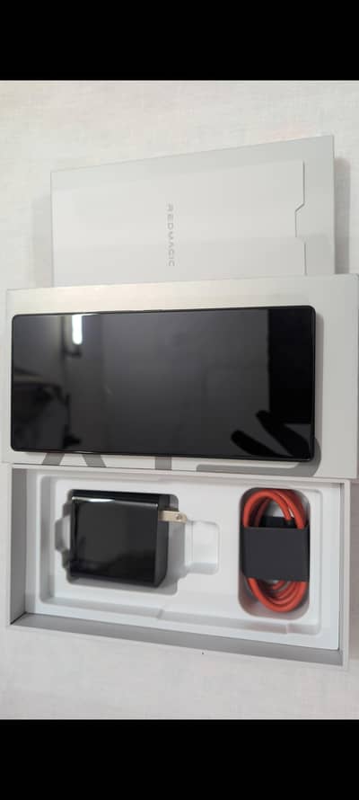 Redmagic 11 Air with RGB lights 16/512 box open