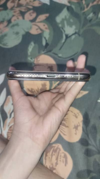 Iphone xs max 256gb non pta ios version 18.7. 6 display is damage