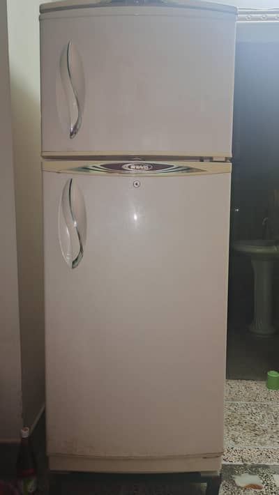 Waves Medium Sized fridge w freezer dual plates on the back for sale