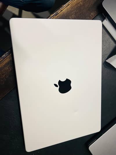 Apple MacBook pro m5 16 gb 512gb silver non active new