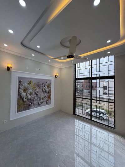 5 MARLA SLIGHTLY USED HOUSE AVAILABLE FOR SALE