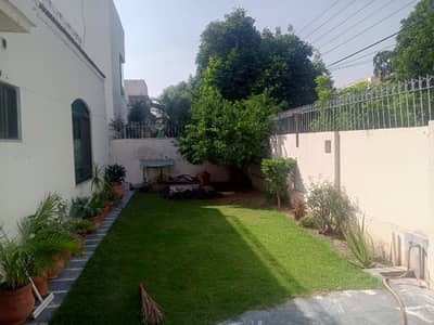 1 kanal 5 Bedroom House for sale in FF sector Phase 4