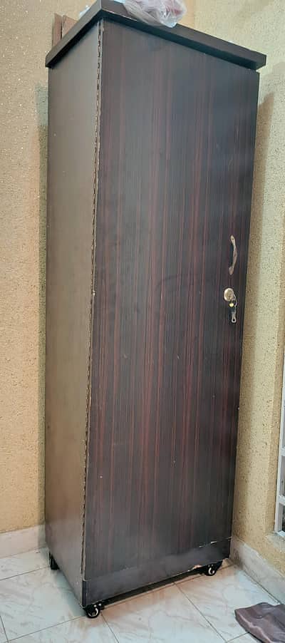 Single Door wardrobe