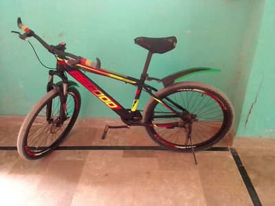 “Sporty Black & Red Geared Cycle – Smooth Ride, Excellent Condition”