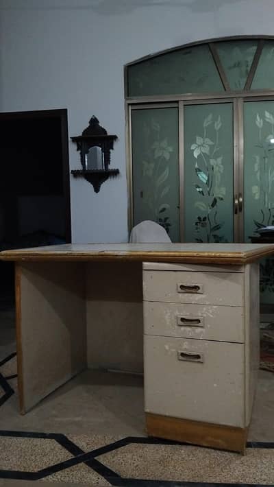 Compact Curved-Edge Office Desk with Built-in Drawers