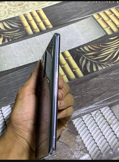 one plus 9 pro hai panal ma aik dote hai Yani 10by 10 hai