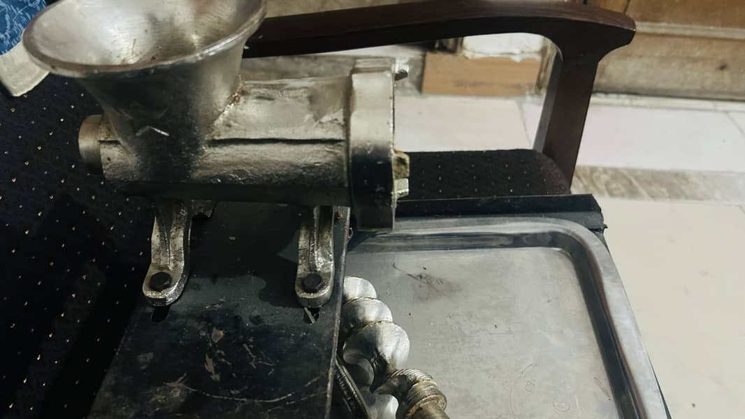 Hand Qeema Machine 1