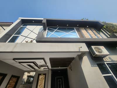 10 MARLA ELEGANT AND FULLY MAINTAINED SUPER HOT LOCATED BUNGALOW IS AVAILABLE IN THE BEST BLOCK OF PARAGON CITY NEAR DHA LAHORE.