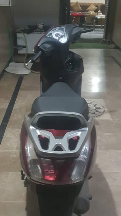 united scooty petrol very welll condition with number plate