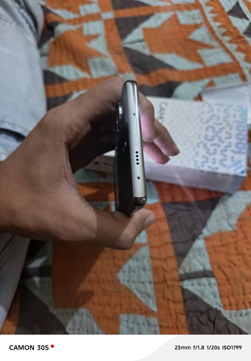 Tecno camon 40 pro 4