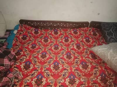 Total 3 bed hain sath mattress hain single b mil jaye ga