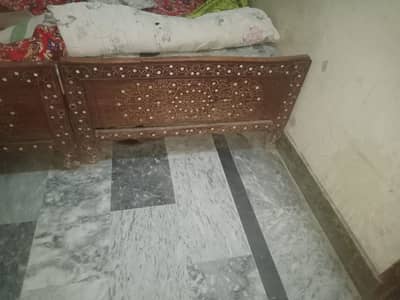 Single bad hain bilkul saaf halat ha sath matrass ha single