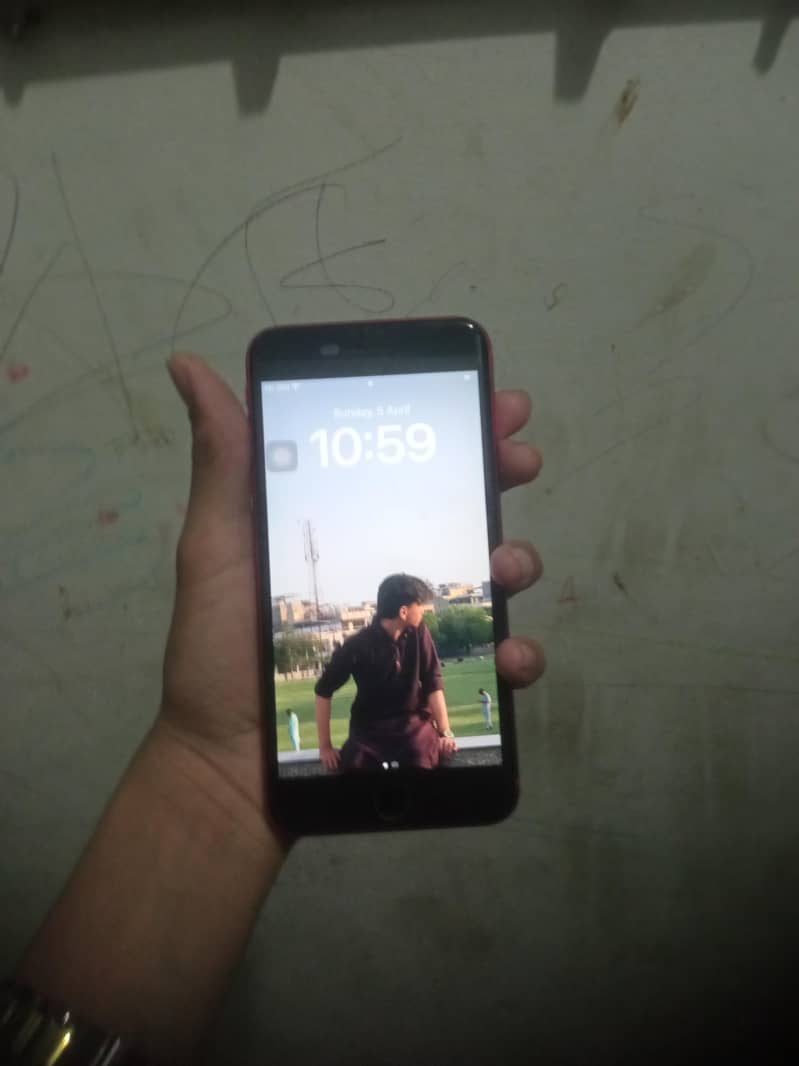 iphone 8 10/10 condition 6