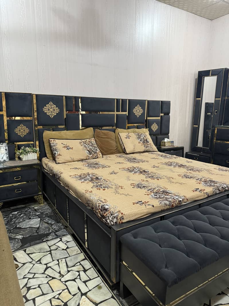 Bed,side tables,dressing,storage box 0