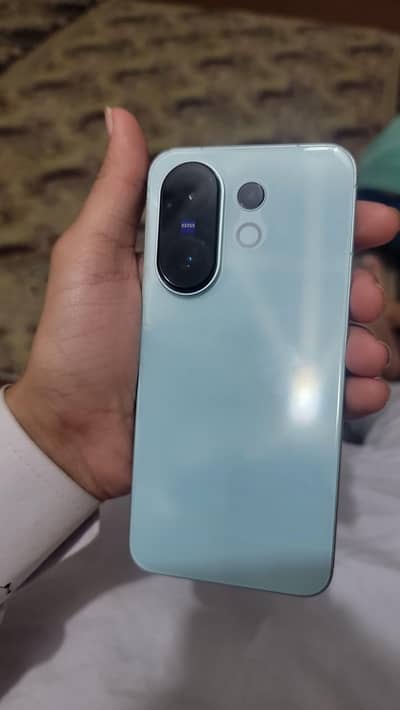 Vivo x200fe 12/512 5g  1 August tk warranty left