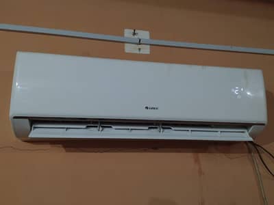 Gree split ac 1.5 ton good condition.   contact no. 03073454225