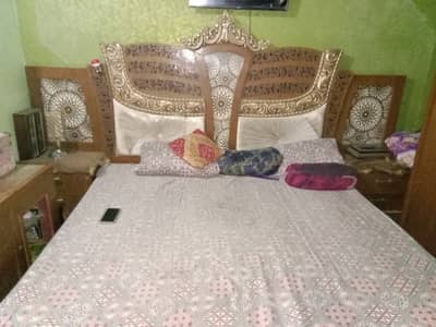 Bedroom sat sell 4 pic and 2 side table and matrees