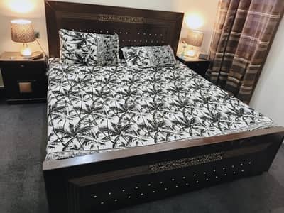 4 month use  bed set  hye shifting ki Waja say sale ker rehy hye