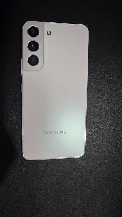 Samsung Galaxy S22 with Box.