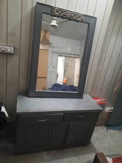 dressing table and wall mirror