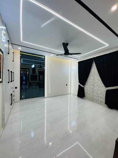 Brand New 3 bed dd 240 gaz ground floor in Gulshan Iqbal block 5