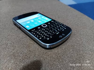 Blackberry Bold 9900 in excellent condition