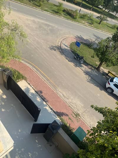 Beautiful 10 Marla house available for rent in Bahria town Lahore