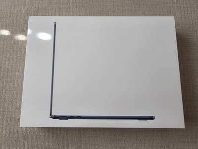 Apple MacBook Air M5, 16GB, 1TB, 13 inch, 10 Core GPU new condition.