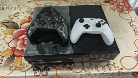 Xbox one 500 gb jailbreak with 2 controllers