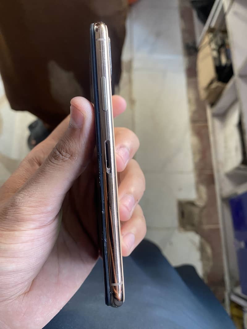 iPhone XS 3