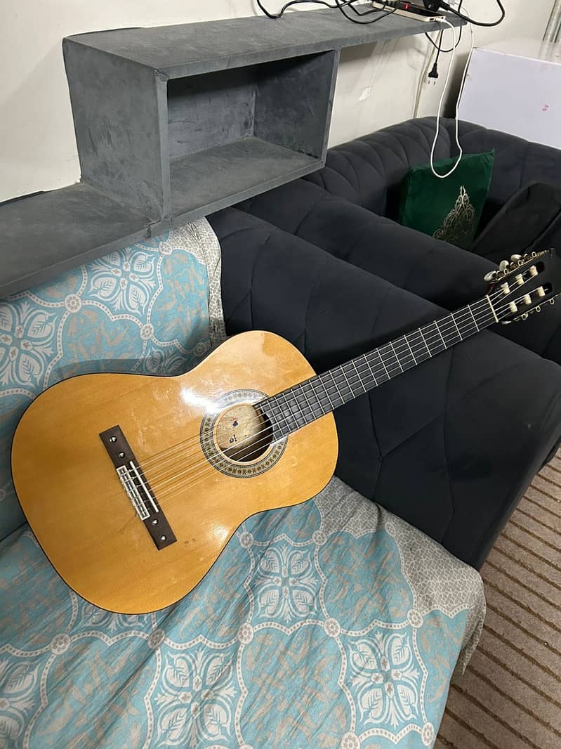 Classic guitar - Musical Instruments - 1112972391