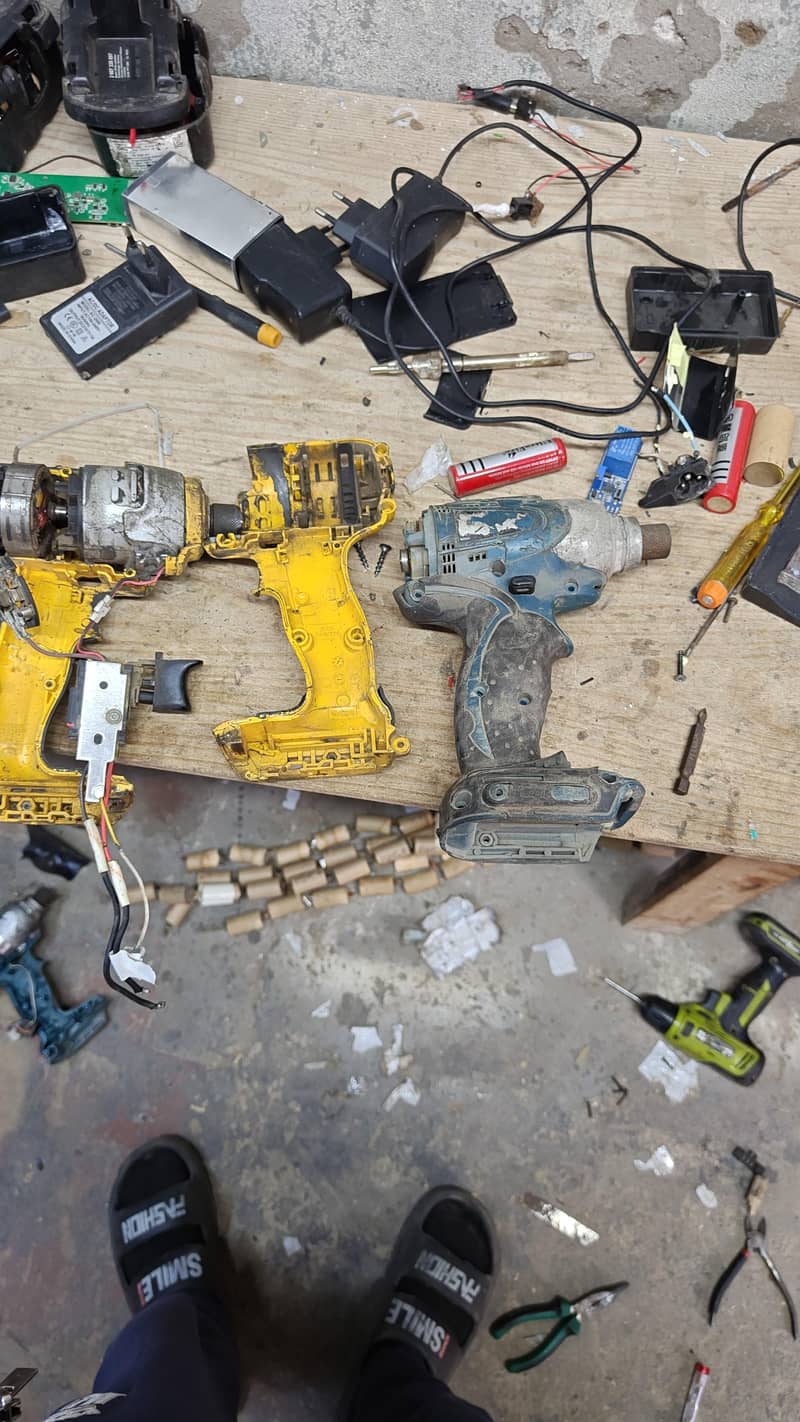 ھما رے ھا ں بیٹر ی وا لی مشین Cordless Drill Machine ٹھیک کیا جا تا ھے 19