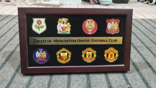 Official Manchester United Framed Crest History Set - 8 Badges