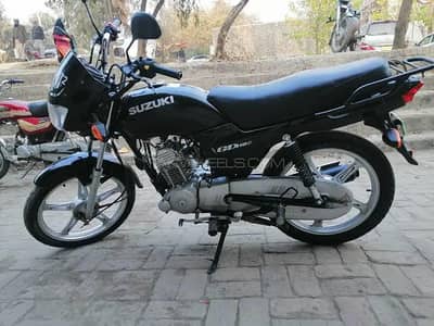 aik hath sai used howa hai