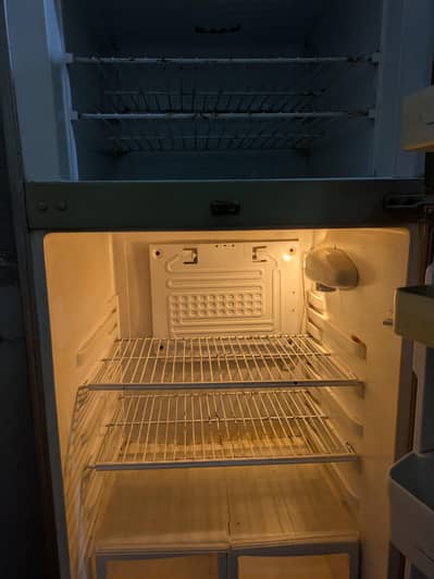 Fridge is very clean and Best for use . Urgent sale krni ha.