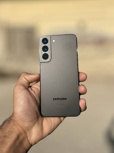 Samsung s22 . . 10/10