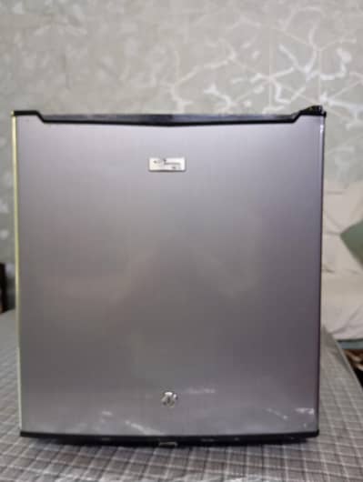 Compact Mini Refrigerator – Excellent Condition