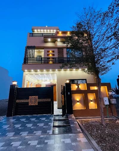 Prominently-Located Prime Location 5 Marla House Available In Royal Palm City