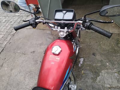 Honda 125 red colour