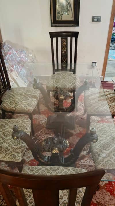 Dinnig talbe with 6 chairs