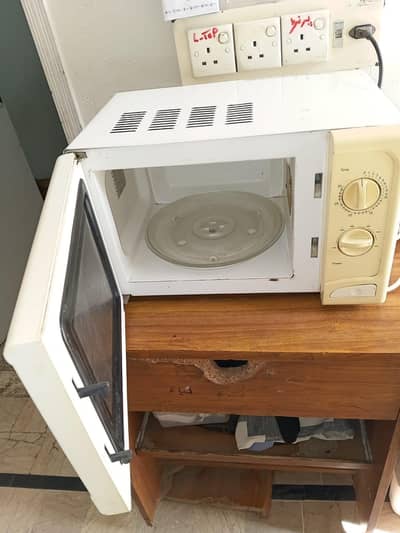 WHITE LINE microwave oven