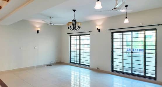 10 Marla Brand New Flat 3 Bedrooms Flat For Sale.