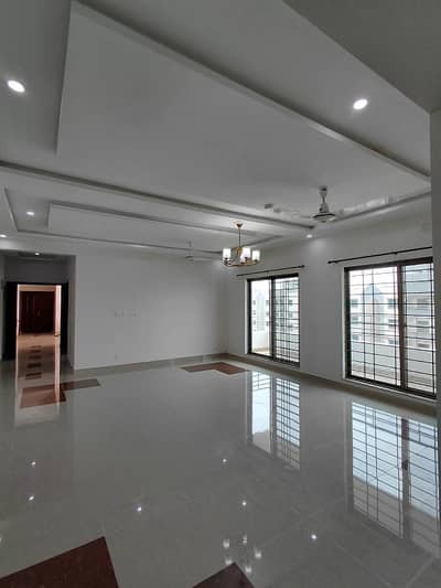 10 Marla Brand New Flat Available For Sale.