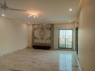 10 Marla 3 Bedrooms Flat For Rent