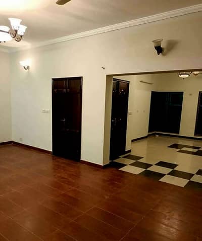 10 Marla 4 Bedrooms House For Rent.