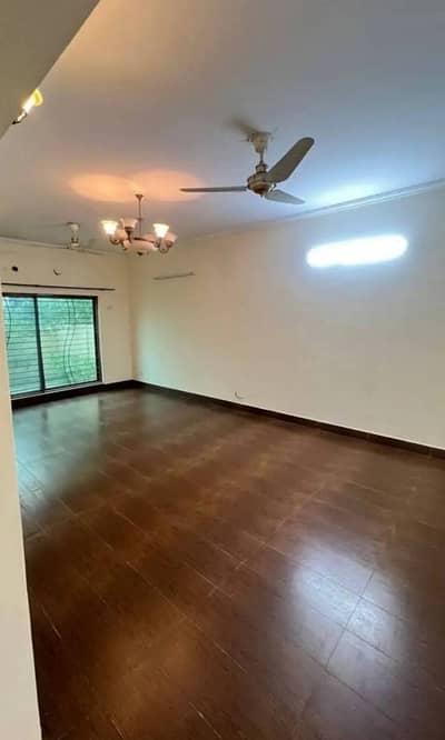 10 Marla 4 Bedrooms House For Rent.