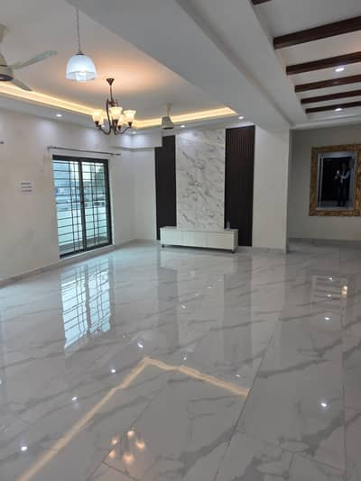 10 Marla Brand New 3 Bedrooms Flat Available For Sale.