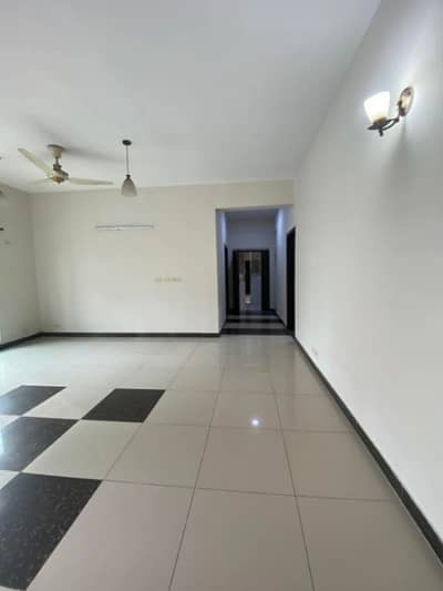 10 Marla 3 Bedrooms Flat For Sale.