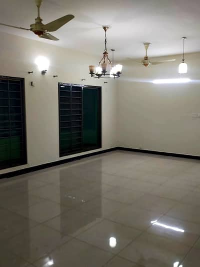 10 Marla 3 Bedrooms Flat Available For Sale.