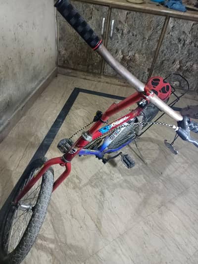 bari cycle he 15 sal tak ka bacha b chala sakta he.